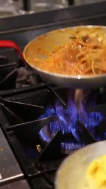 Fırında köfteli spagetti tenceresi, yemek videoları, yemek tarifleri, yemek videoları, restoran videoları ve sosyal medya içeriği için mükemmel..