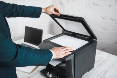 Duvarda parmak izi olan el kâğıdı.