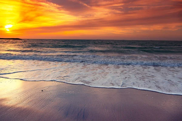 Όμορφη Θάλασσα Στο Φόντο Ηλιοβασίλεμα — Φωτογραφία Αρχείου