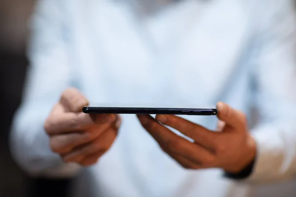 Verksamhet Man Handen Håller Smart Telefon — Stockfoto