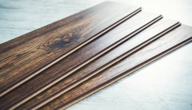 Kahverengi lamine beyaz ahşap masa zemininde