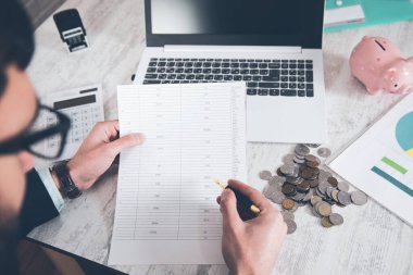 man el dokümanı ve bozuk paralı bilgisayar