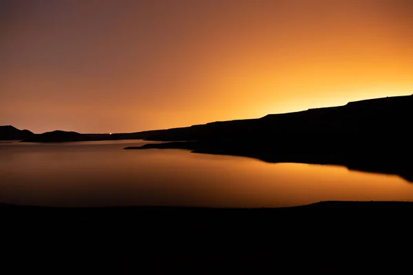 日落时带山的湖 — 图库照片