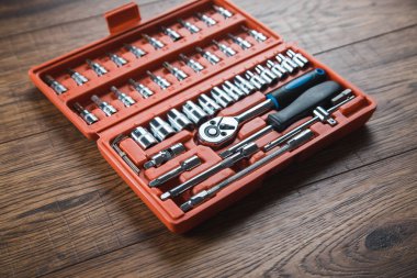 Ahşap masa arka planında farklı araçlar