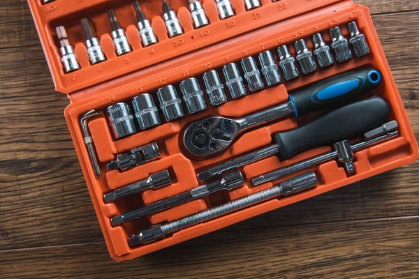 Ahşap masa arka planında farklı araçlar