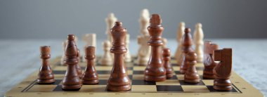 Masadaki satranç tahtası arka planında