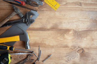 Ahşap masa arka planında farklı araçlar