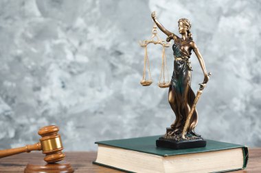 Yargıç masada otururken, adalet yerini buldu.