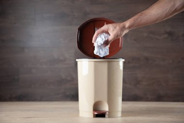 Erkek el kâğıdı ve çöpler evde