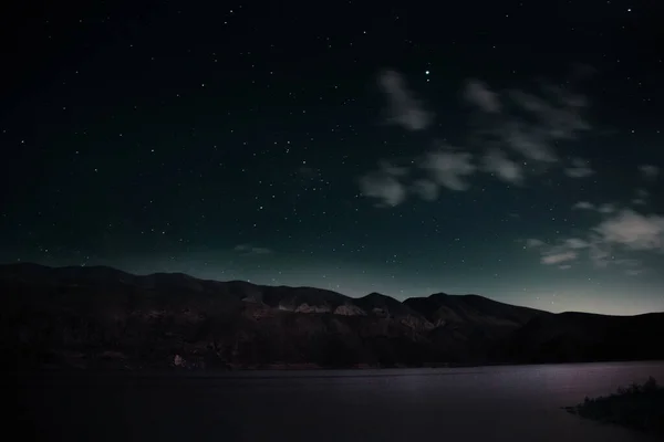 Λίμνη Βουνό Και Αστέρια Στον Ουρανό Φόντο — Φωτογραφία Αρχείου