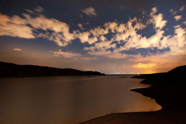 Jezero Horami Hvězdami Pozadí Oblohy — Stock fotografie
