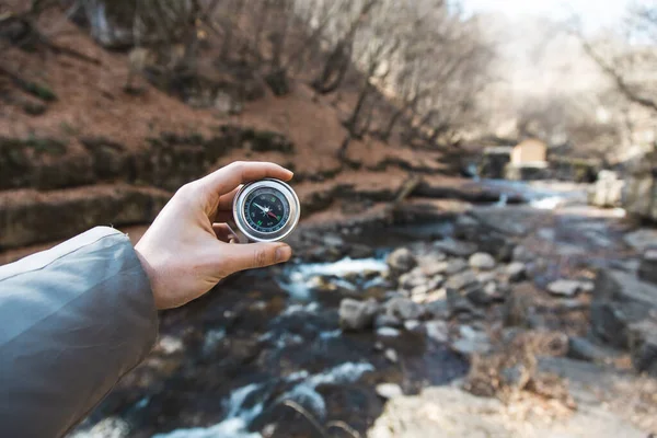 人与森林在河流中的手指南针 — 图库照片