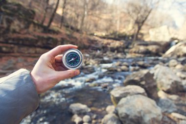 İlkbaharda, insan pusulayı ormanla kaplar. 