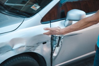 Sokakta trafik kazası geçiren üzgün bir adam.