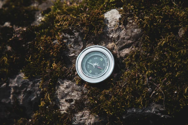 Kompas Zelené Trávě Kameni — Stock fotografie