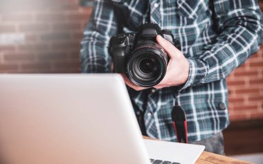 Adam el kamerası ve bilgisayar masanın üstünde.