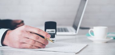 Mühür ve belgeli adam el kalemi