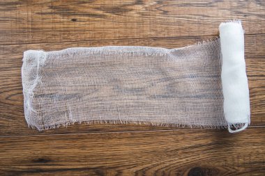 Tahta masada beyaz tıbbi gazlı bez.