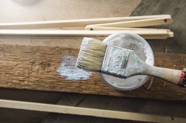 Ahşap arka planda boya fırçası