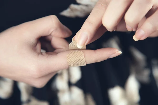 Kvinna Finger Bandage Mörk Bakgrund — Stockfoto