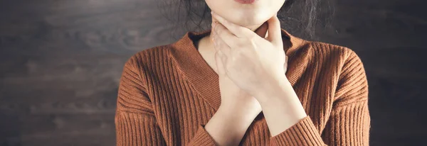 暗い背景で喉を痛める女の手 — ストック写真