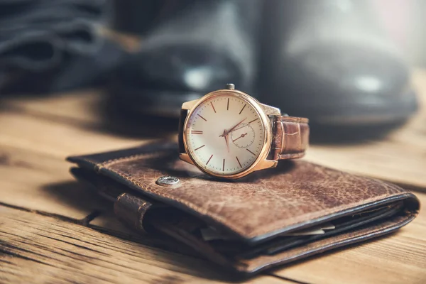 Uhr Portemonnaie Mit Schuhen Tisch — Stockfoto