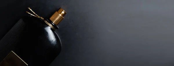 Męska Butelka Perfum Czarnym Stole — Zdjęcie stockowe