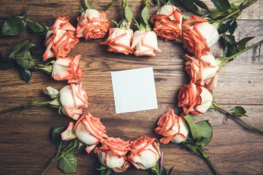 kalp gülleri masada.