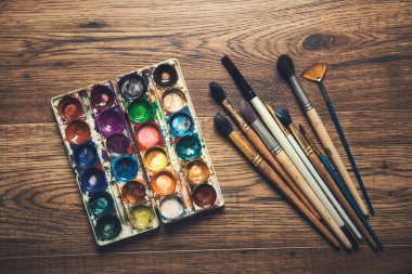 Arkaplanda fırçalar olan suluboya