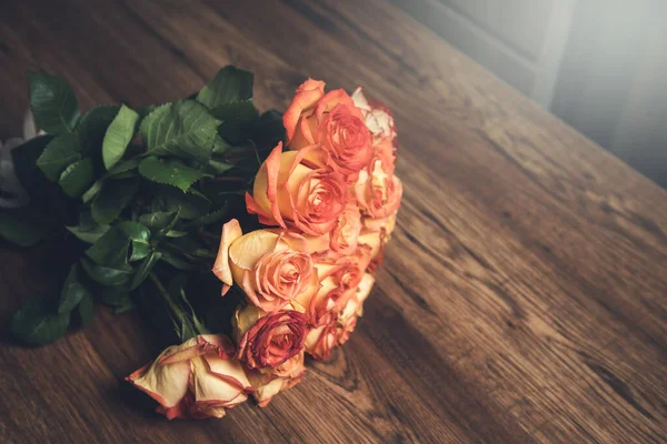 Букет Троянд Фоні Столу — стокове фото