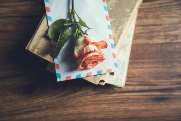 桌上的书上写着玫瑰花 — 图库照片