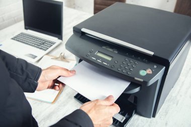 Yazıcı ve bilgisayarda el kâğıdı.