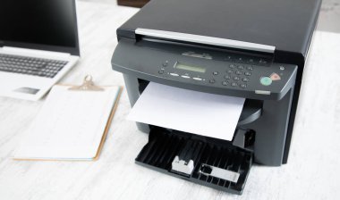 Kağıt yazıcı ve bilgisayar tablosu