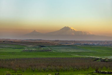 Gün batımında manzara ve arat dağı