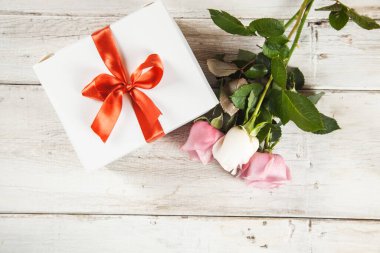 hediye ve güller ahşap masada