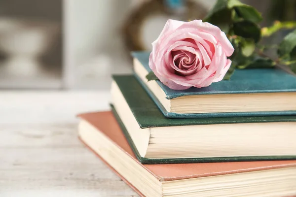 Rosas Los Libros Sobre Mesa — Foto de Stock