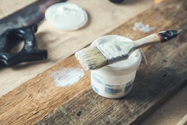 Masada beyaz boya ve fırça var.