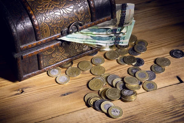 Деньги Монеты Коробке Деревянном Столе — стоковое фото