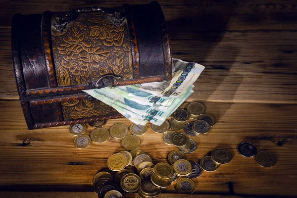 Geld Und Münzen Auf Schachtel Auf Dem Holztisch — Stockfoto