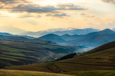 soyut ve renkli gökyüzünün altındaki dağlarda yol