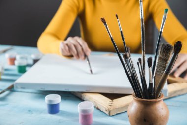 Kadın el fırçası ve bıyığı masanın üstünde.