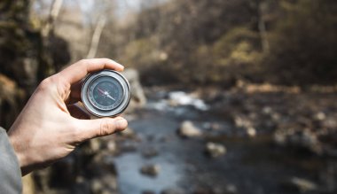 Ormanda ve gölde insan eli pusulası