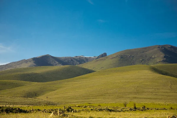 Zielony Krajobraz Trawy Górach Pod Błękitnym Niebem — Zdjęcie stockowe