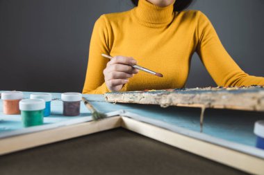 Kadın el fırçaları ve tablolarla dolu masa.