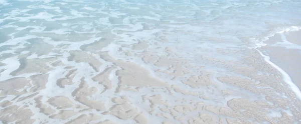 Κύματα Στην Παραλία Στην Άμμο — Φωτογραφία Αρχείου