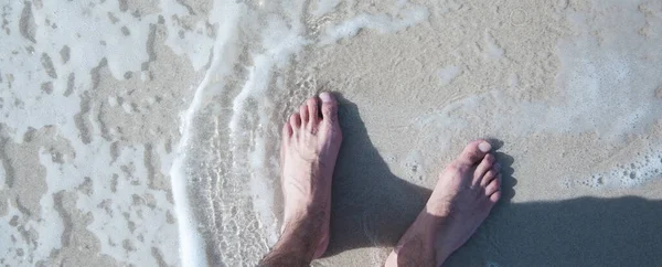 Młody Człowiek Nogi Plaży Piasku — Zdjęcie stockowe