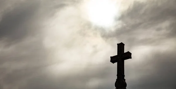 Каменный Крест Темном Фоне Неба — стоковое фото