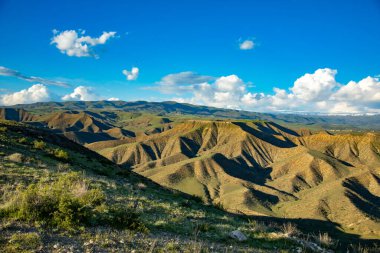 Ermenistan 'da mavi gökyüzünün altında güzel bir dağ