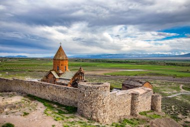 Ermenistan 'daki Khor Virap Kilisesi soyut gökyüzü altında