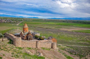 Ermenistan 'daki Khor Virap Kilisesi soyut gökyüzü altında